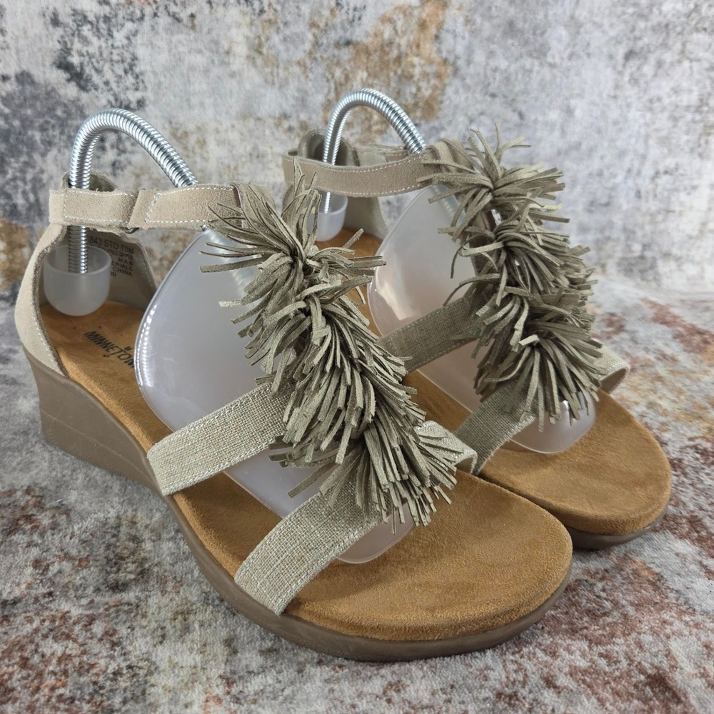 Minnetonka Desi Fringe Wedge Sandals Womens 10 Tan Suede Tassel Hook Loop Strap